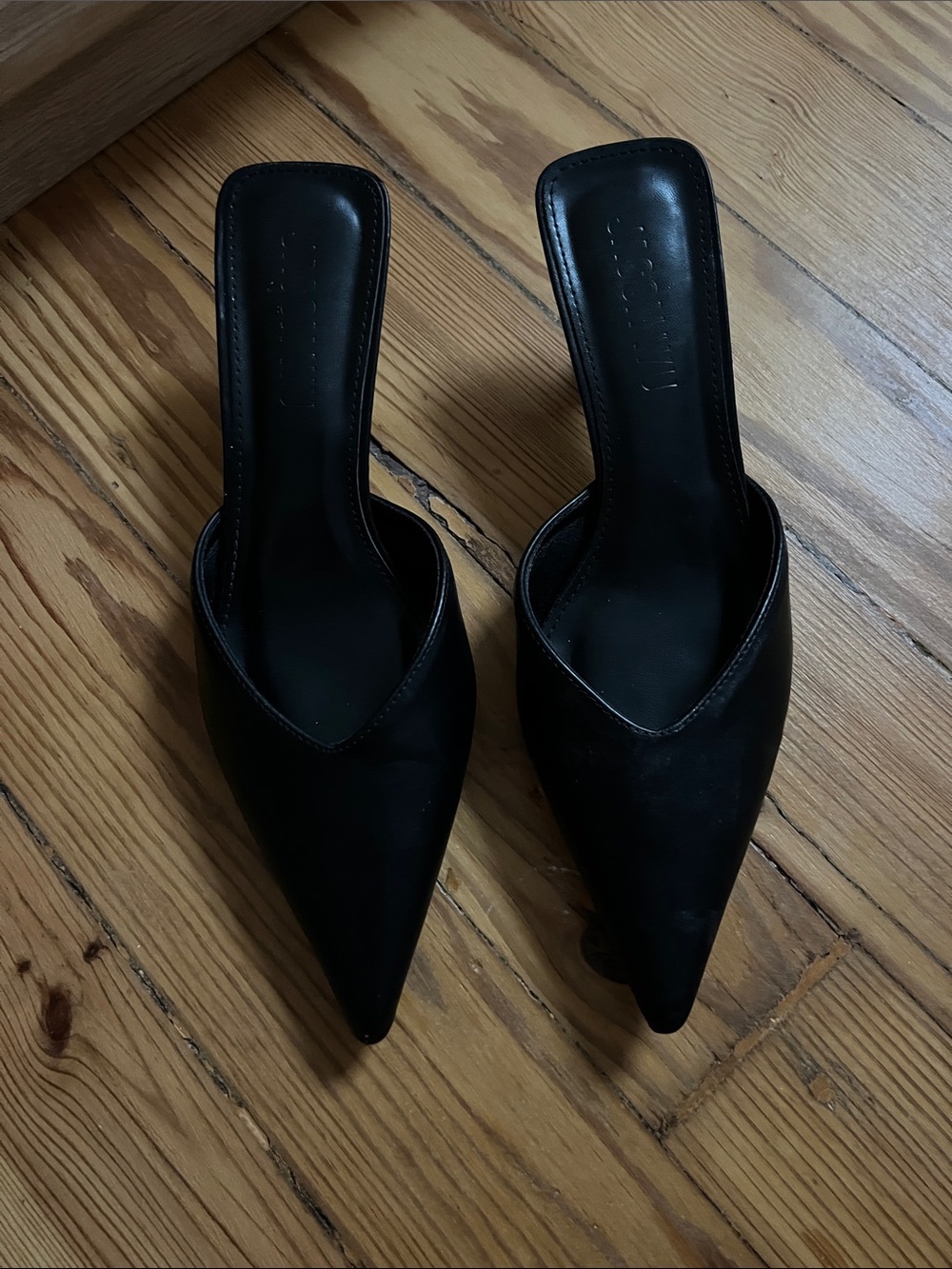 Pointed Toe Black kitten heel mules